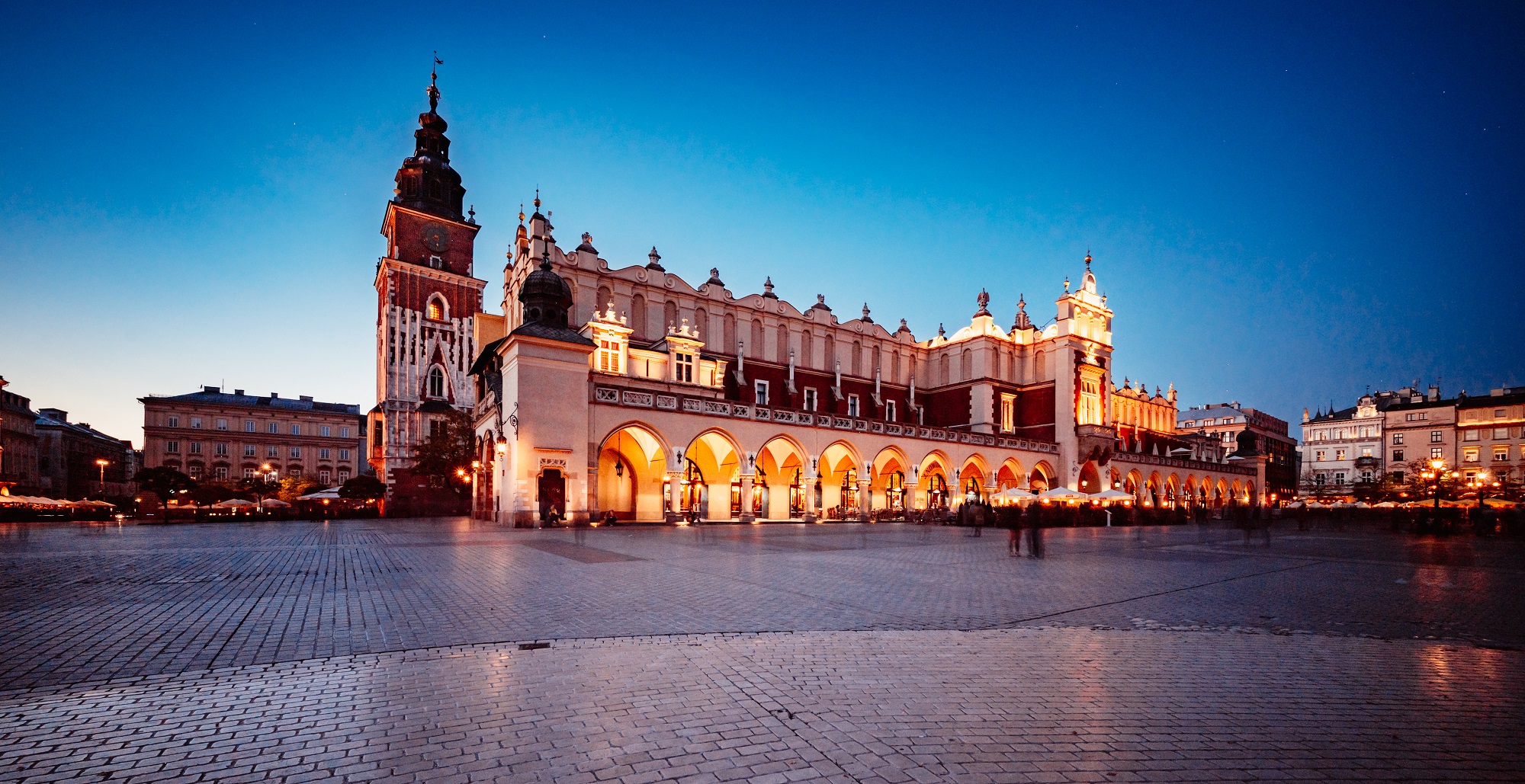 Krakow-Mainsquare-st-mary-s-basilica-in-main-square-of-krakow-wawel-castle-historic-center-city-with-ancient-architecture